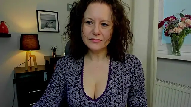 Snapshot of OLIVIA_lux chatting on 02-20-25, 06:39 OLIVIA lux online show from 02-20-25, 06:39