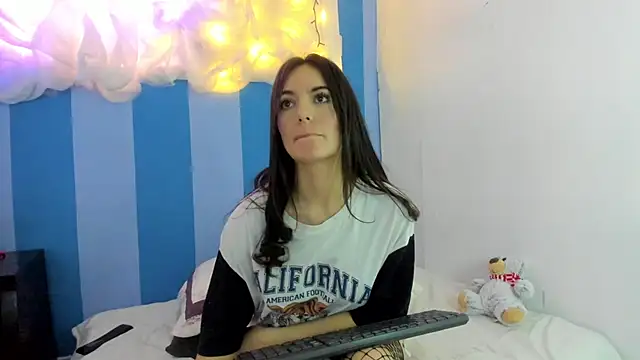 Snapshot of britny_clouds chatting on 12-30-24, 03:35 britny clouds online show from 12-30-24, 03:35