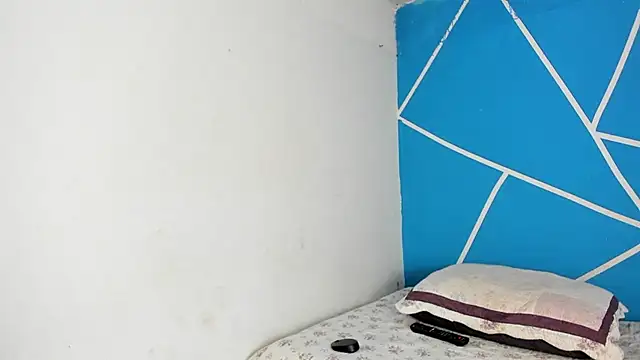 Snapshot of britny_clouds chatting on 02-12-25, 01:06 britny clouds online show from 02-12-25, 01:06