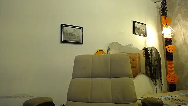 LAURA SMIITH online show from 10-24-25, 06:48