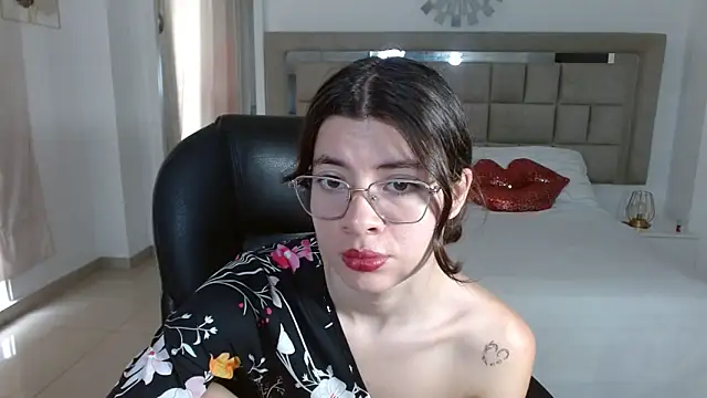 zoecruzz online show from 11-21-25, 03:22