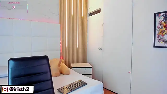 Iris Thompson  online show from 11-11-25, 03:50