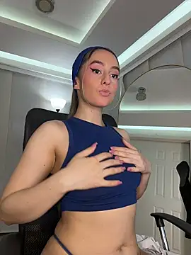 nicollefiorett online show from 10-31-25, 10:44