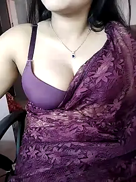 Snapshot of karishma chatting on 01-07-25, 07:10 karishma online show from 01-07-25, 07:10
