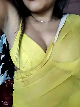 Snapshot of karishma chatting on 01-10-25, 04:01 karishma online show from 01-10-25, 04:01