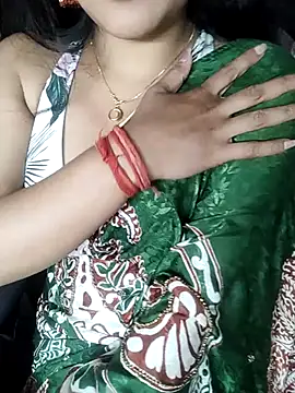Snapshot of karishma chatting on 02-10-25, 04:14 karishma online show from 02-10-25, 04:14