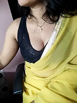 Snapshot of karishma chatting on 02-14-25, 01:45 karishma online show from 02-14-25, 01:45