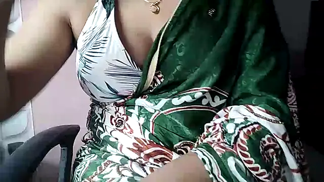 Snapshot of karishma chatting on 02-28-25, 04:20 karishma online show from 02-28-25, 04:20