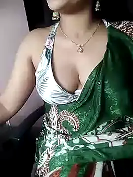 Snapshot of karishma chatting on 03-19-25, 03:29 karishma online show from 03-19-25, 03:29