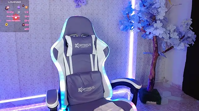 Snapshot of NaomiFox1 chatting on 02-20-25, 07:23 NaomiFox1 online show from 02-20-25, 07:23