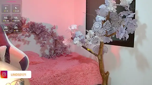 Snapshot of NaomiFox1 chatting on 10-22-25, 03:40 NaomiFox1 online show from 10-22-25, 03:40