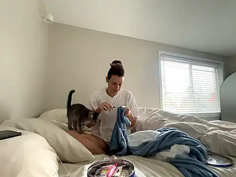 Snapshot of MissSwitch chatting on 10-31-25, 02:18 MissSwitch online show from 10-31-25, 02:18