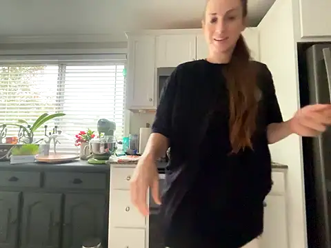 Snapshot of MissSwitch chatting on 11-01-25, 03:03 MissSwitch online show from 11-01-25, 03:03