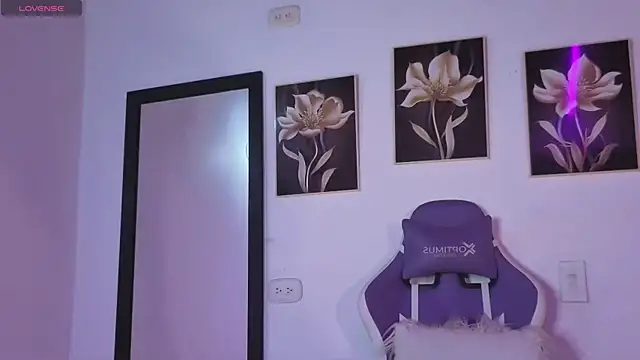 Snapshot of AnneGagner chatting on 11-06-25, 11:26 AnneGagner online show from 11-06-25, 11:26