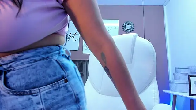 Snapshot of anniemayerx_ chatting on 12-02-24, 01:24 anniemayerx online show from 12-02-24, 01:24