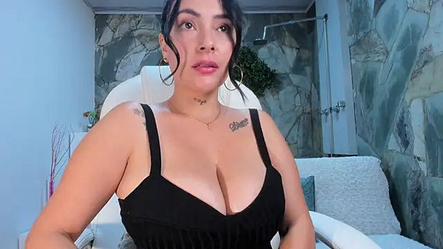 Snapshot of anniemayerx_ chatting on 01-10-25, 03:37 anniemayerx online show from 01-10-25, 03:37