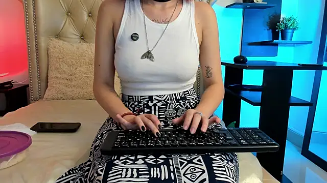 Snapshot of AlexaFoxy18 chatting on 12-10-24, 04:24 AlexaFoxy18 online show from 12-10-24, 04:24