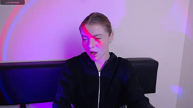 Snapshot of MissOliviaa_ chatting on 10-27-25, 12:53 MissOliviaa online show from 10-27-25, 12:53