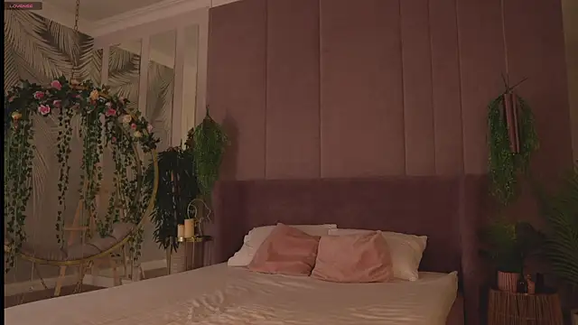 Smiley Mia online show from 11-16-25, 05:02