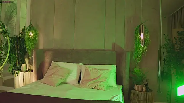 Smiley Mia online show from 11-21-25, 05:06