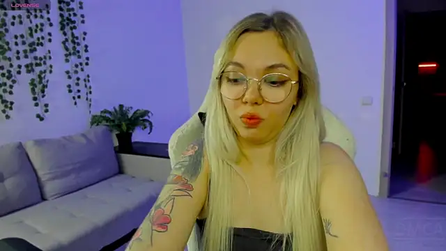 Snapshot of whoa-hoa-hoa-hoa-hoa chatting on 11-15-25, 06:59 whoa-hoa-hoa-hoa-hoa online show from 11-15-25, 06:59