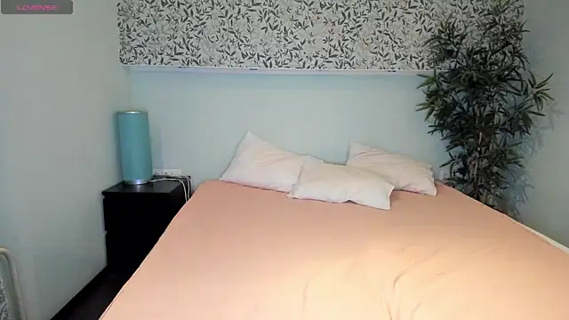 Snapshot of Miss_you_kiss chatting on 12-13-24, 08:20 Miss you kiss online show from 12-13-24, 08:20