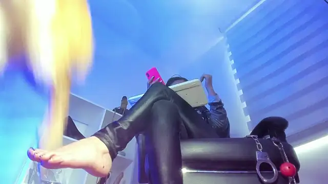 charlotte joliedart online show from 10-15-25, 08:09