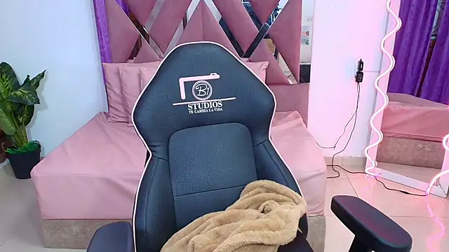 Snapshot of kendra_tay chatting on 10-31-25, 03:40 kendra tay online show from 10-31-25, 03:40