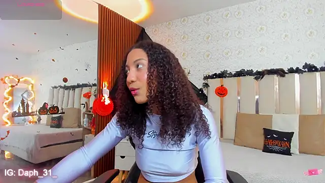 Daphnne tay online show from 10-20-25, 03:29