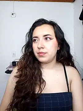 Snapshot of Emi_chik chatting on 12-14-24, 05:40 Emi chik online show from 12-14-24, 05:40