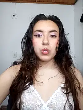 Snapshot of Emi_chik chatting on 12-15-24, 01:46 Emi chik online show from 12-15-24, 01:46