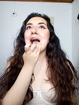 Snapshot of Emi_chik chatting on 12-21-24, 03:03 Emi chik online show from 12-21-24, 03:03