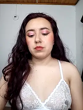 Snapshot of Emi_chik chatting on 12-29-24, 03:00 Emi chik online show from 12-29-24, 03:00