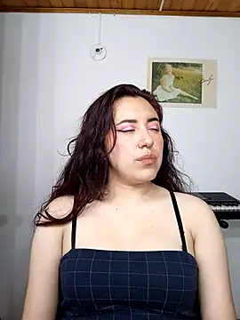Snapshot of Emi_chik chatting on 01-16-25, 11:15 Emi chik online show from 01-16-25, 11:15