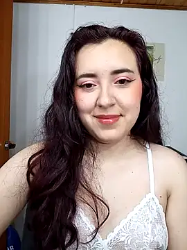 Snapshot of Emi_chik chatting on 01-18-25, 10:39 Emi chik online show from 01-18-25, 10:39
