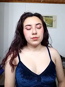 Snapshot of Emi_chik chatting on 03-22-25, 07:36 Emi chik online show from 03-22-25, 07:36