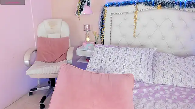 Snapshot of Ashley_Evans18 chatting on 12-20-24, 03:42 Ashley Evans18 online show from 12-20-24, 03:42