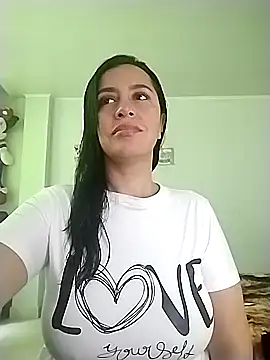 Snapshot of hailey85 chatting on 10-18-25, 07:25 hailey85 online show from 10-18-25, 07:25