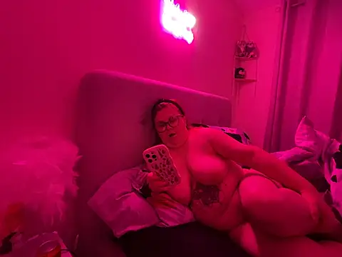 Snapshot of Tallulah-mae-xoxox chatting on 01-11-25, 03:13 Tallulah-mae-xoxox online show from 01-11-25, 03:13