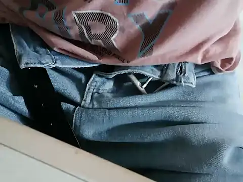 Snapshot of XiaoGuoGuo284512 chatting on 10-29-25, 03:42 XiaoGuoGuo284512 online show from 10-29-25, 03:42