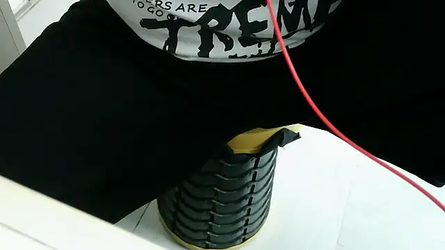 XiaoGuoGuo284512 online show from 12-23-25, 01:47