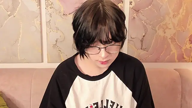 Snapshot of fiamoory chatting on 11-19-25, 12:10 fiamoory online show from 11-19-25, 12:10