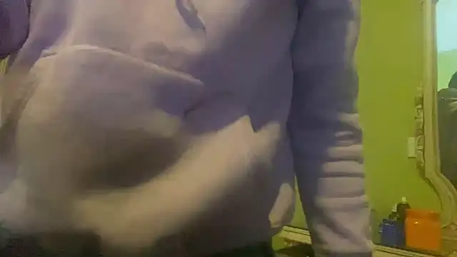 Snapshot of emylolo9 chatting on 12-17-24, 06:53 emylolo9 online show from 12-17-24, 06:53