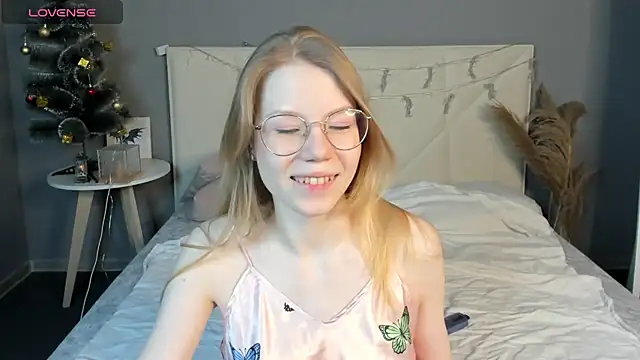 Snapshot of Esme_Runn chatting on 12-16-24, 10:29 Esme Runn online show from 12-16-24, 10:29