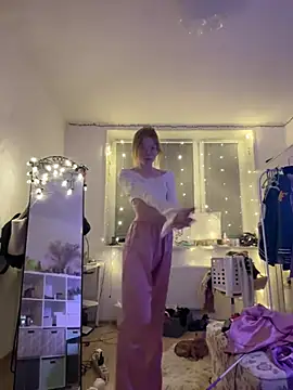 Snapshot of Esme_Runn chatting on 02-26-25, 02:25 Esme Runn online show from 02-26-25, 02:25