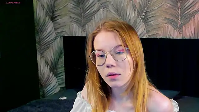 Snapshot of Esme_Runn chatting on 03-19-25, 10:00 Esme Runn online show from 03-19-25, 10:00