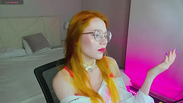 Snapshot of Esme_Runn chatting on 09-12-25, 12:00 Esme Runn online show from 09-12-25, 12:00