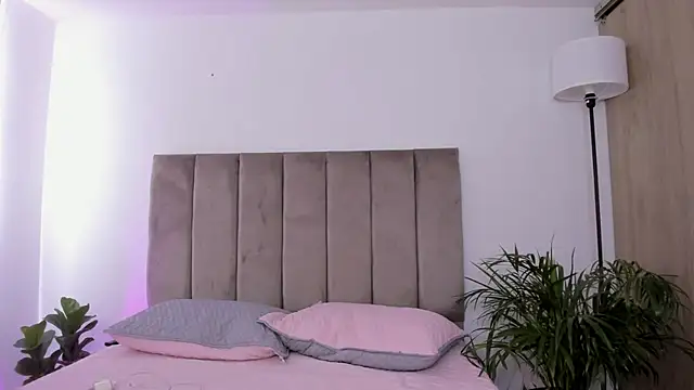 Niicoleta online show from 10-31-25, 06:09