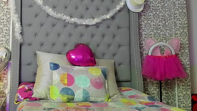 evafoxs online show from 12-17-24, 04:00