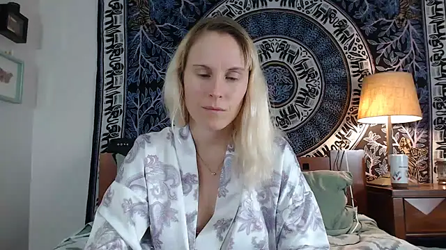 Snapshot of Cutikatxoxo chatting on 01-25-25, 02:04 Cutikatxoxo online show from 01-25-25, 02:04